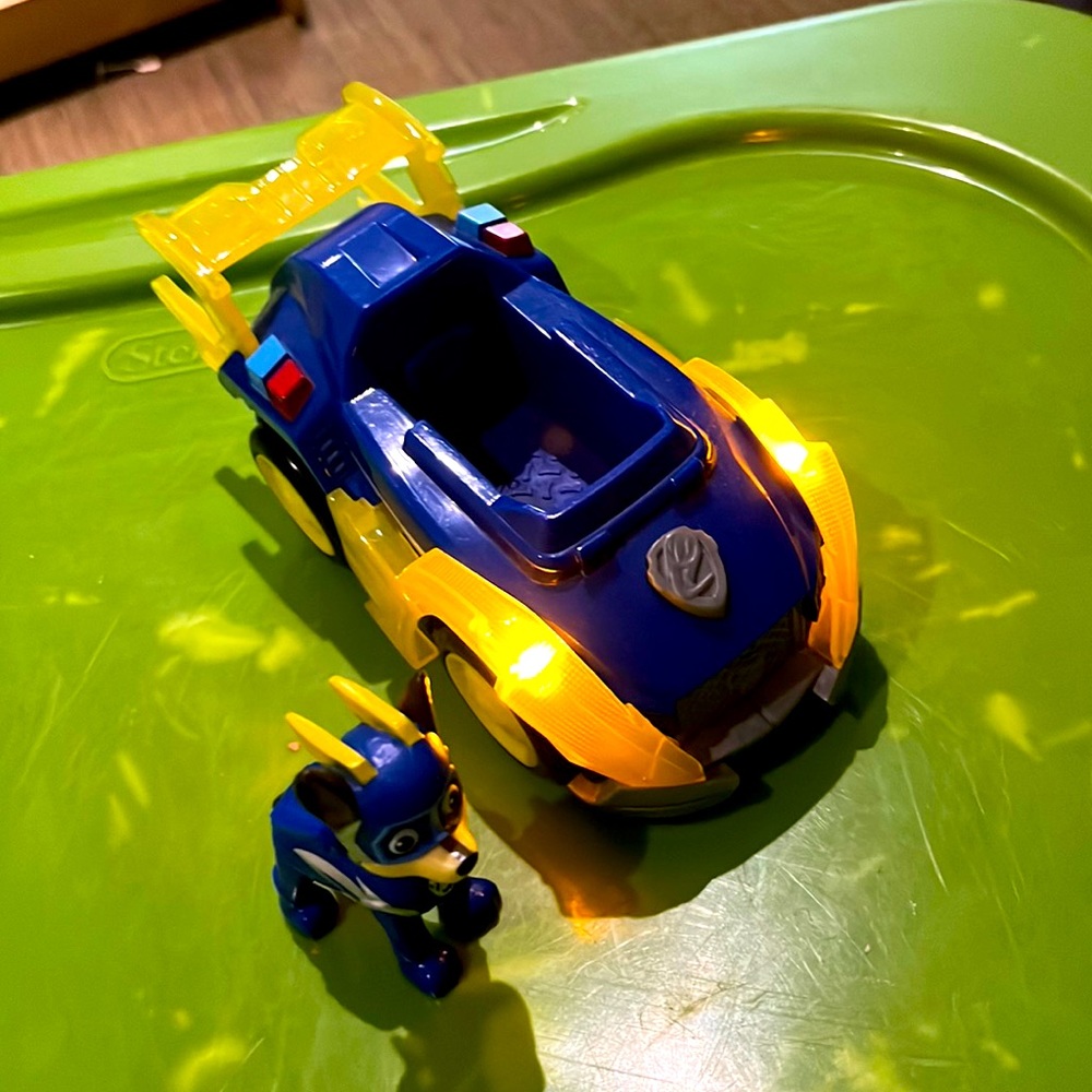 PAW Patrol, Mighty Pups Super Paws Chase's Deluxe Vehicle with Lights and Sounds